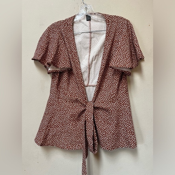 Women’s Red Brown Geometric Print Short Sleeve Tie Wrap Blouse Size Small - Picture 1 of 10